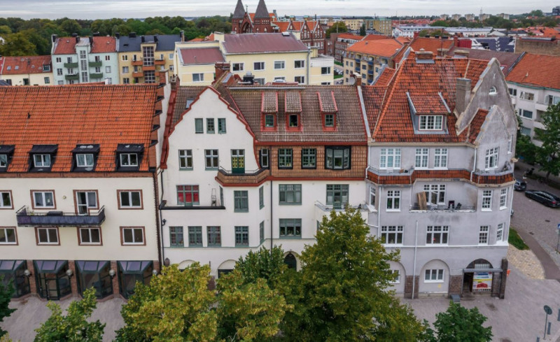 På fastigheten Banér 4 skall samtliga fönster bytas ut samtidigt som fasad och balkonger renoveras.