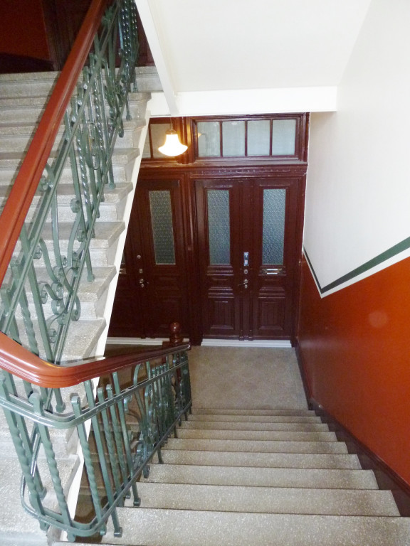 Trevligt trapphus med bred trappa