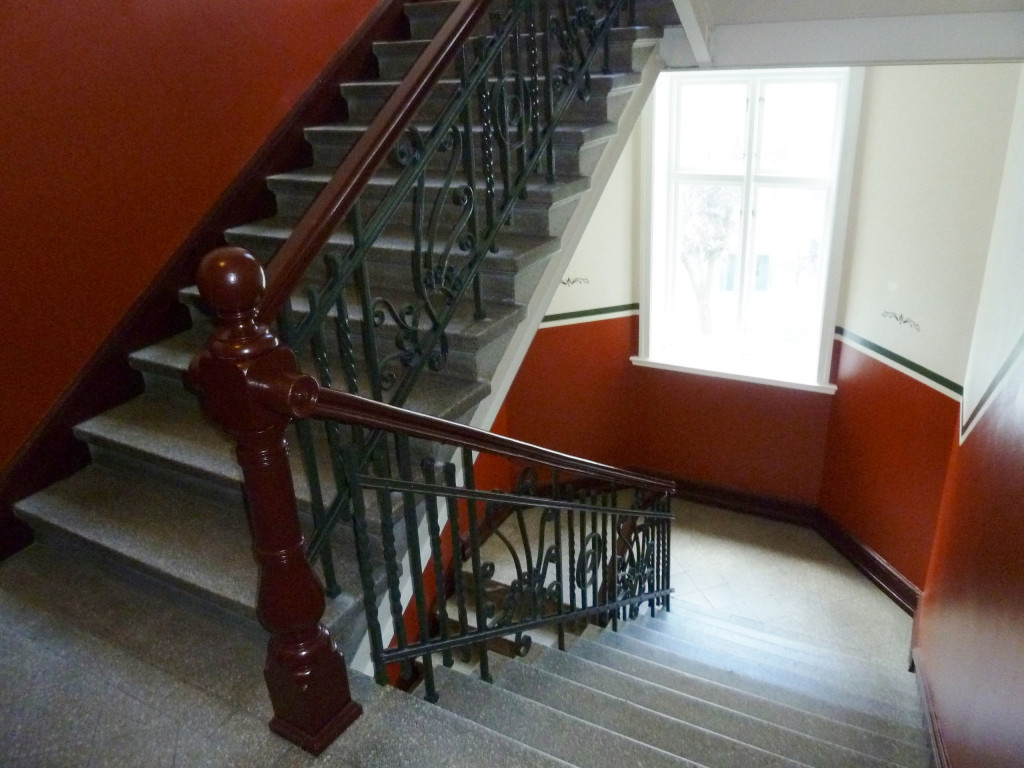 Trevligt trapphus med bred trappa