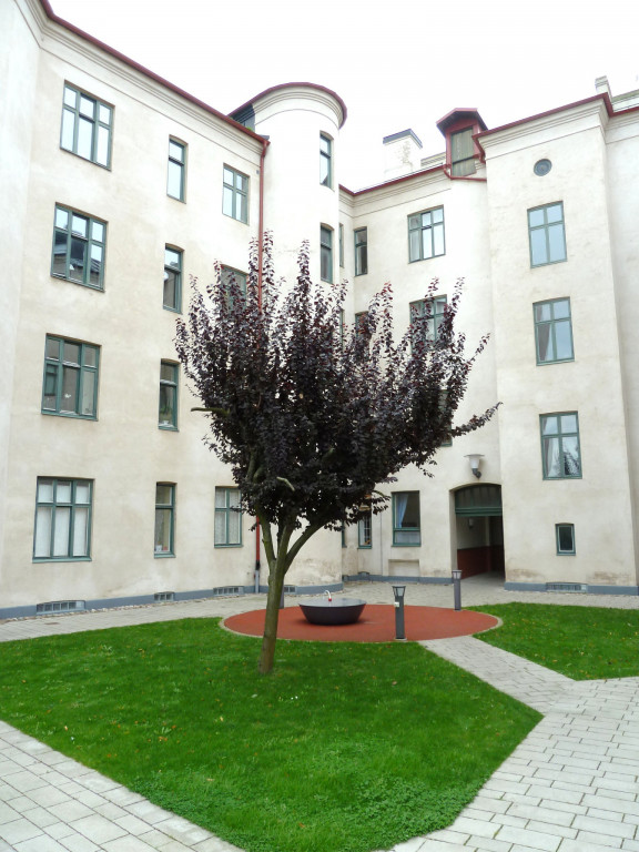 En låst trevlig innergård