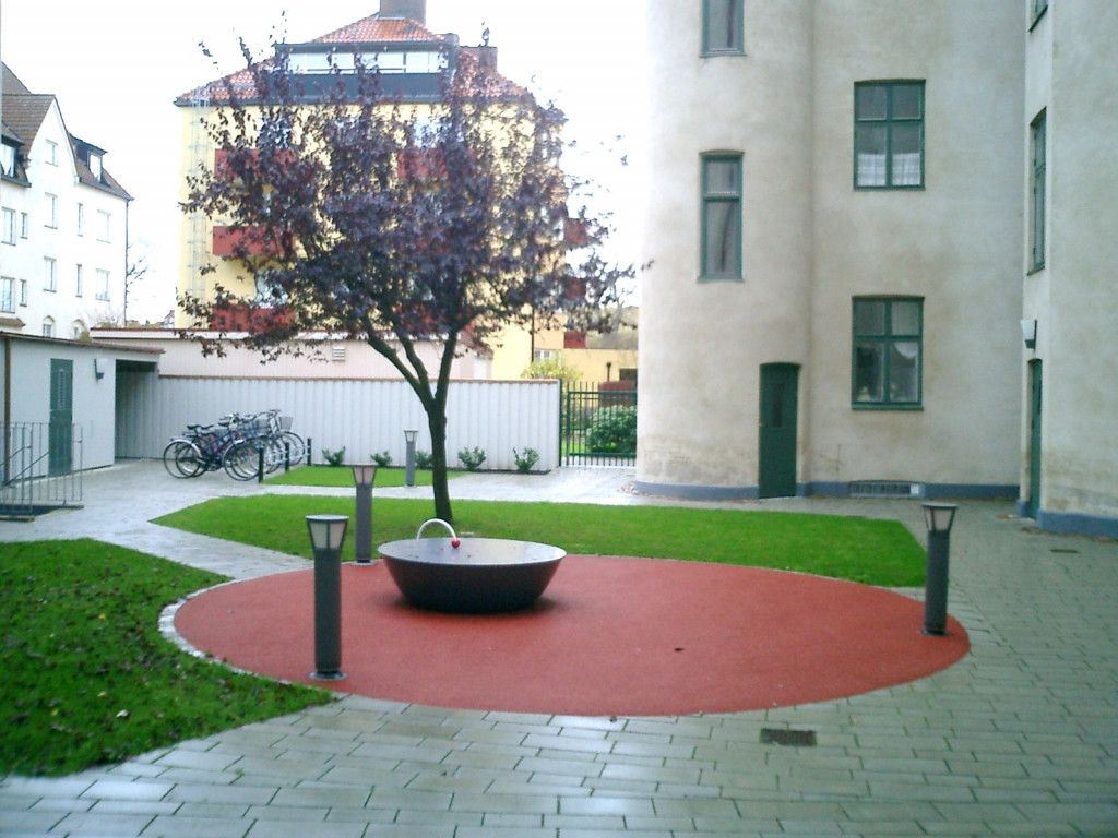 En låst trevlig innergård