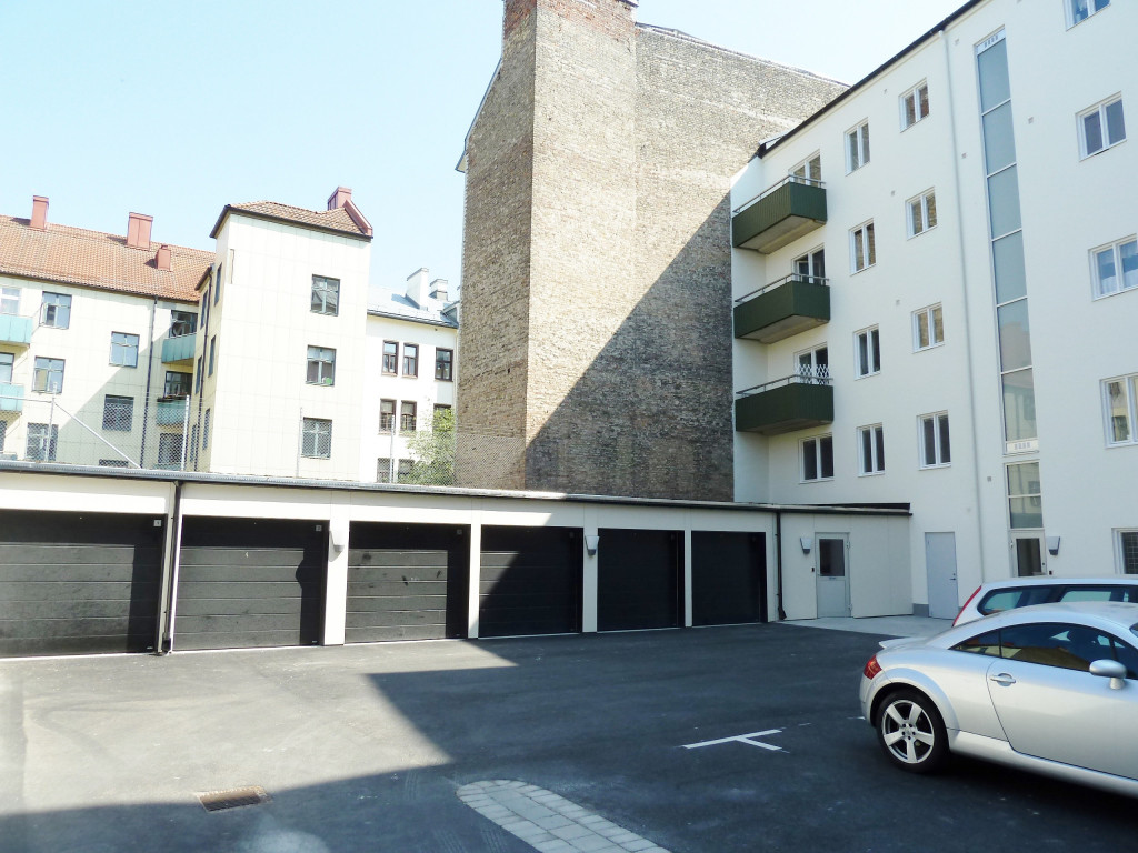 Det hyrs ut plats i garage på innergården i mån av plats