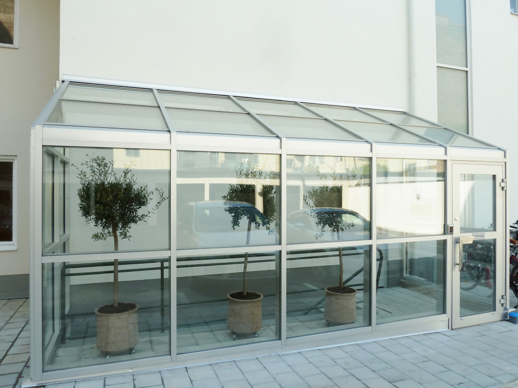 En inglasad trappa ner till tvättstugan