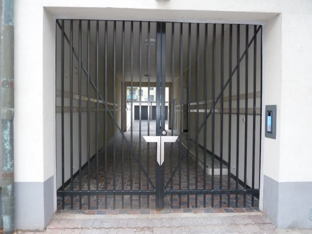 En låst grind mot innergården