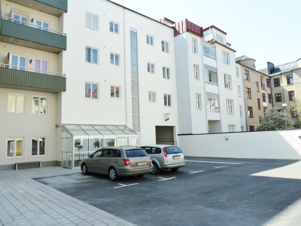 Det hyrs ut p-platser på innergården i mån av plats