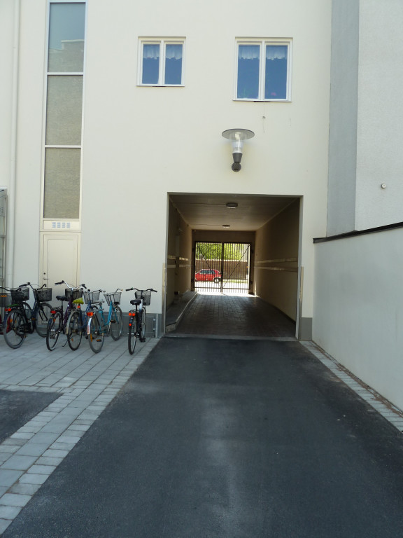 Passage från innergården mot Skolallén