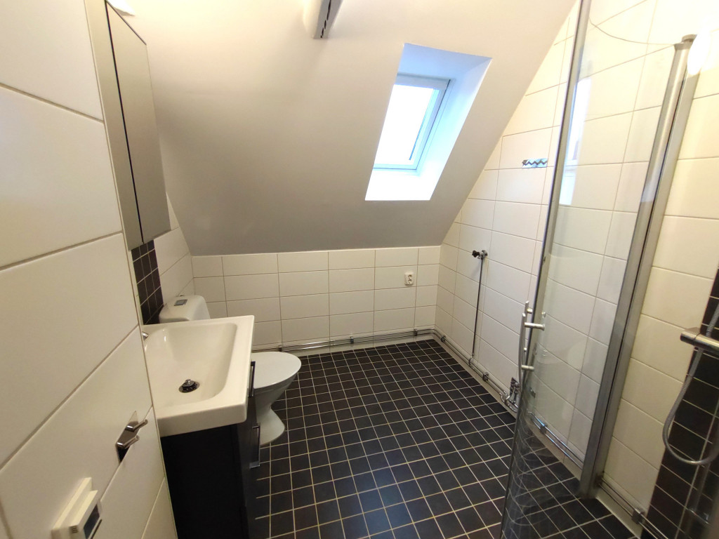 Badrum med stilrena materialval