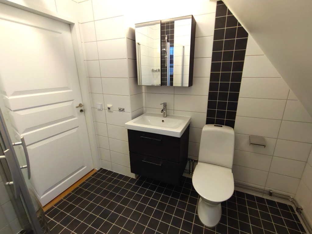 Badrum med stilrena materialval