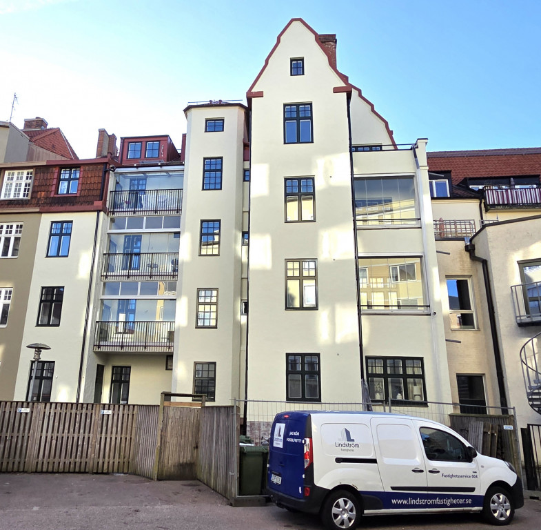 Fasad mot gård med inglasade balkonger