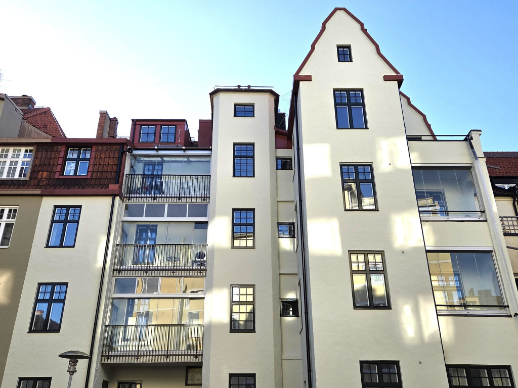 Fasad mot gård med inglasade balkonger