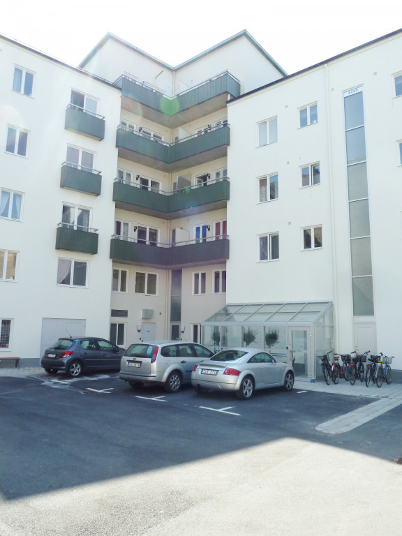 En låst innergård med förhyrda p-platser och garage