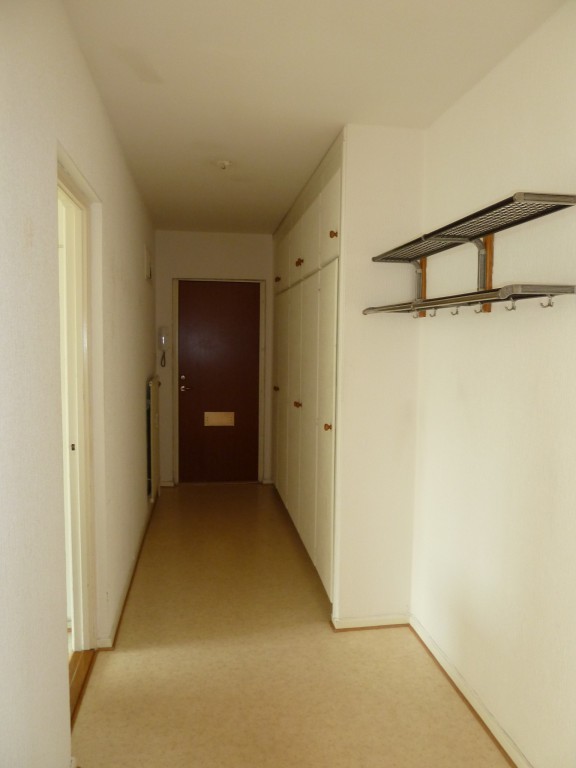 En hall med stora förvaringsmöjligheter