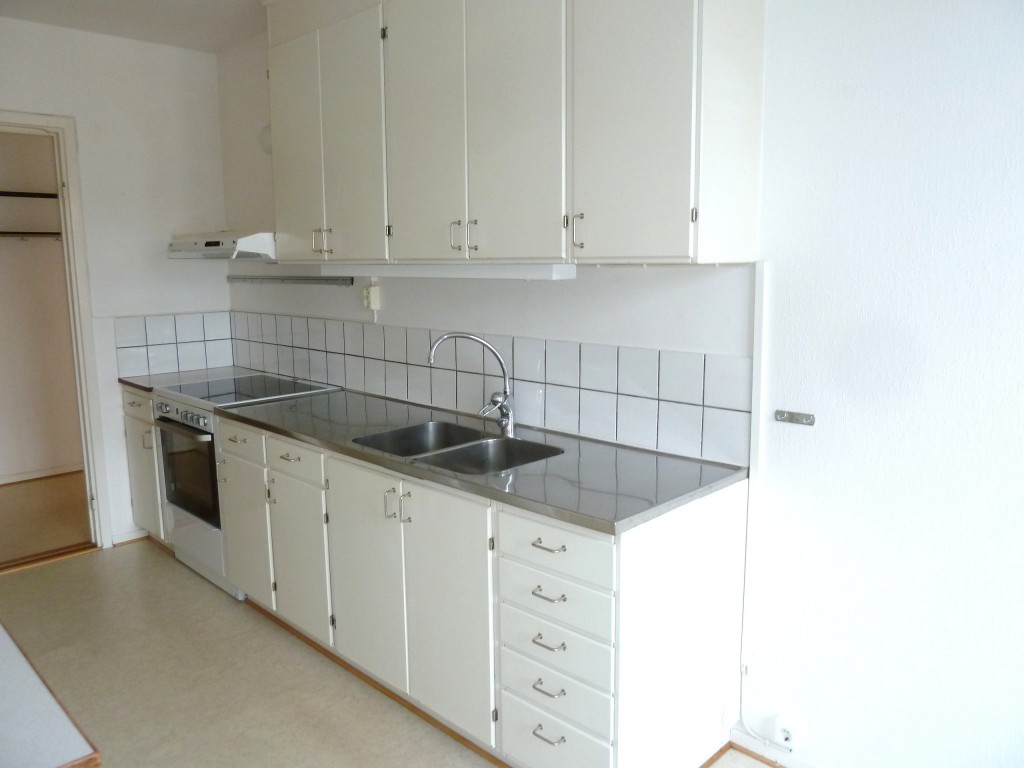 Ett ljust kök med matplats